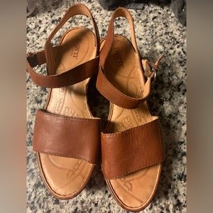 BORN Maldives Platform Brown Leather Sandals Size 9
